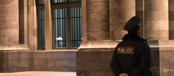 В Ереване на входных дверях и окнах в здании правительства Армении установили решетки - Sputnik Абхазия