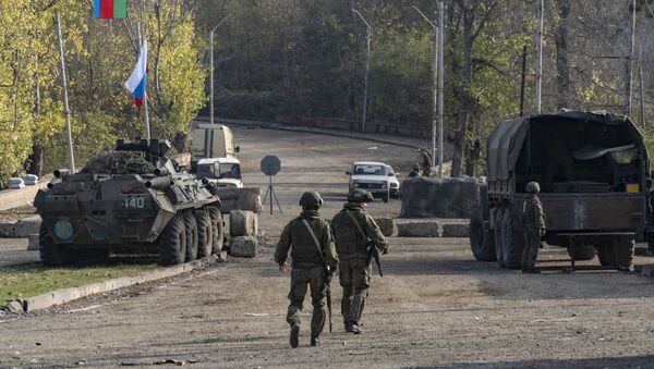 Российские миротворцы патрулируют блокпост возле Шуши вдоль дороги Горис-Степанакерт 17 ноября 2020 года - Sputnik Аҧсны
