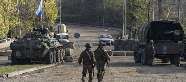 Российские миротворцы патрулируют блокпост возле Шуши вдоль дороги Горис-Степанакерт 17 ноября 2020 года Российские миротворцы патрулируют блокпост возле Шуши вдоль дороги Горис-Степанакерт 17 ноября 2020 года - Sputnik Абхазия