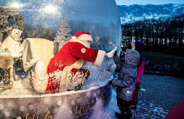 Санта-Клаус общается с детьми, сидя в огромном пузыре в зоопарке в Ольборге, Дания - Sputnik Абхазия