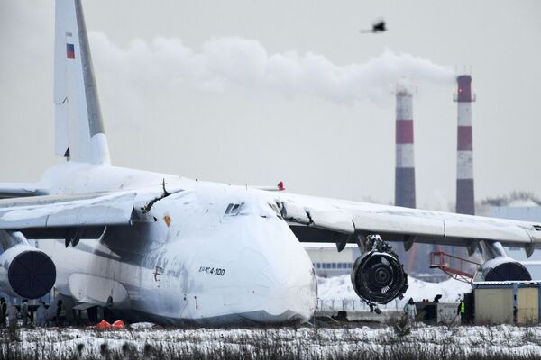 Грузовой самолет Ан-124, выкатившийся за взлётно-посадочную полосу, в новосибирском международном аэропорту Толмачево - Sputnik Абхазия