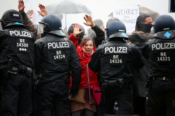 Демонстранты перед полицейскими во время акции протеста против правительственных ограничений, связанных с коронавирусом, возле Бранденбургских ворот в Берлине - Sputnik Абхазия