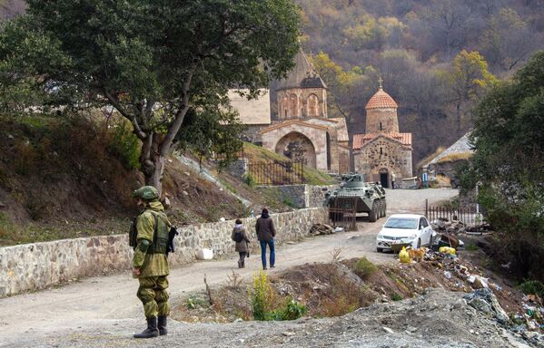 Российский миротворец у монастыря Дадиванк в Нагорном Карабахе - Sputnik Абхазия
