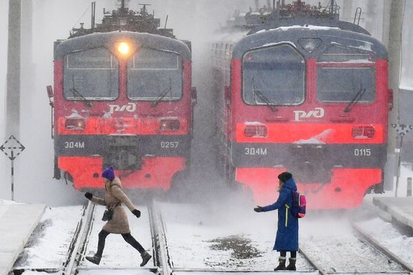 Электропоезда на остановочной платформе Обское море в Новосибирске - Sputnik Абхазия