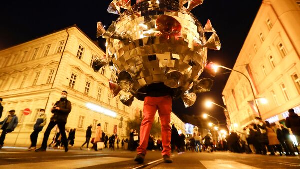 Мужчина в костюме Covid-19 протестует против ограничений из-за коронавируса в Праге - Sputnik Абхазия