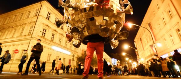 Мужчина в костюме Covid-19 протестует против ограничений из-за коронавируса в Праге Мужчина в костюме Covid-19 протестует против ограничений из-за коронавируса в Праге - Sputnik Абхазия