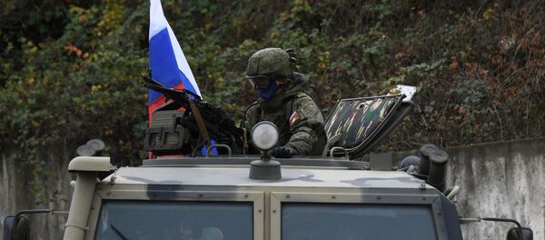 Сопровождение российскими миротворцами азербайджанской военной колонны Сопровождение российскими миротворцами азербайджанской военной колонны - Sputnik Абхазия