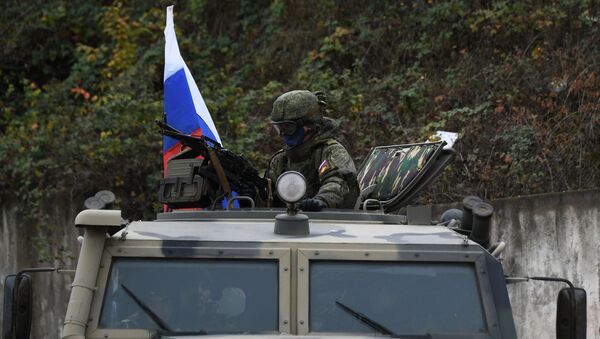 Сопровождение российскими миротворцами азербайджанской военной колонны - Sputnik Абхазия