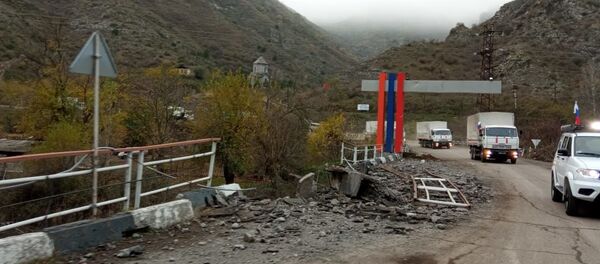 Доставка гуманитарной помощи в Степанакерт Доставка гуманитарной помощи в Степанакерт - Sputnik Абхазия