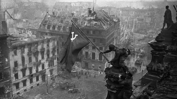 Великая Отечественная война 1941-1945 года. Знамя Победы на здании Рейхстага в Берлине. - Sputnik Абхазия
