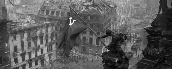 Великая Отечественная война 1941-1945 года. Знамя Победы на здании Рейхстага в Берлине. Великая Отечественная война 1941-1945 года. Знамя Победы на здании Рейхстага в Берлине. - Sputnik Абхазия