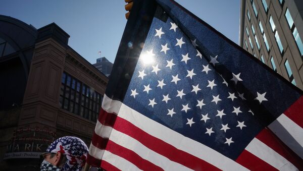 Донни Уодкинс держит флаг США возле конференц-центра Пенсильвании, поскольку в Филадельфии 6 ноября 2020 года продолжается подсчет голосов на президентских выборах. - Sputnik Абхазия