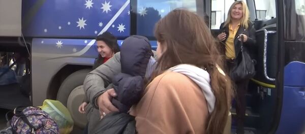 Очередные автобусы с беженцами прибыли в Степанакерт в сопровождении российских миротворцев Очередные автобусы с беженцами прибыли в Степанакерт в сопровождении российских миротворцев - Sputnik Абхазия