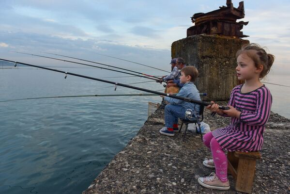 Дети серьезно настроены поймать самую крупную рыбу   - Sputnik Абхазия