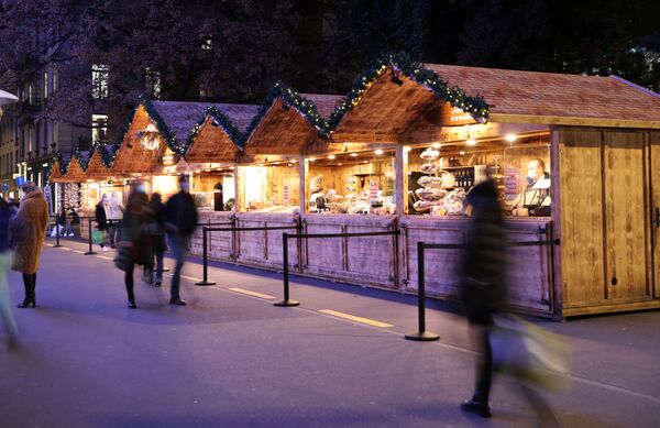 Рождественские палатки  в центре Цюриха все-таки установили и разделили турникетам - Sputnik Абхазия