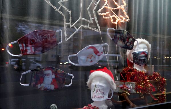 Продажа защитных масок к рождеству в Берлине - Sputnik Абхазия