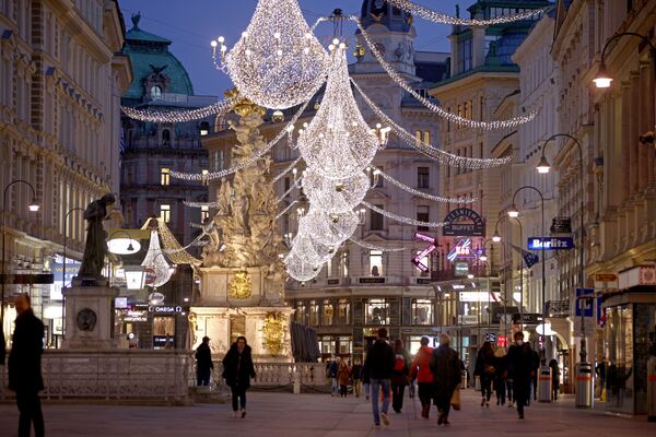 Рождественские огни освещают торговую улицу Грабен - Sputnik Абхазия