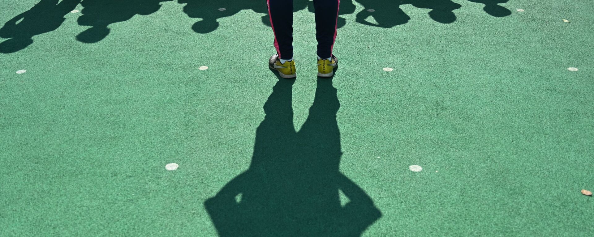 На этом снимке, сделанном 6 июня 2019 года, ученики детского сада Канченг слушают учителя во время тренировки по футболу в своей школе в районе Минхан в Шанхае - Sputnik Абхазия, 1920, 25.11.2020