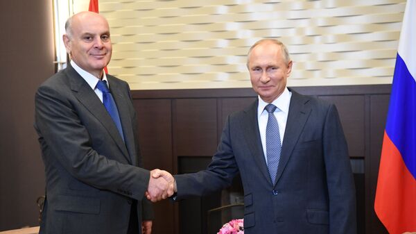 Президент РФ В. Путин встретился с президентом Абхазии Асланом Бжанией - Sputnik Абхазия