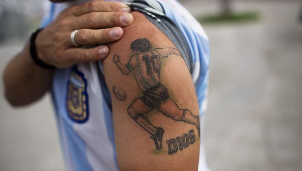 Болельщик с татуировкой на плече с изображением Диего Марадоны в Бразилии  - Sputnik Абхазия