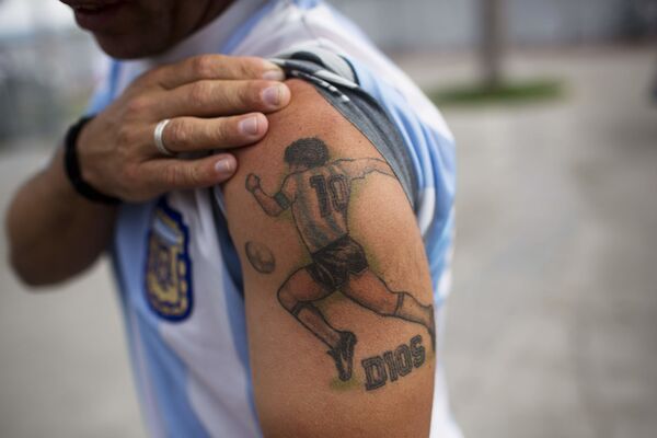 Болельщик с татуировкой на плече с изображением Диего Марадоны в Бразилии  - Sputnik Абхазия