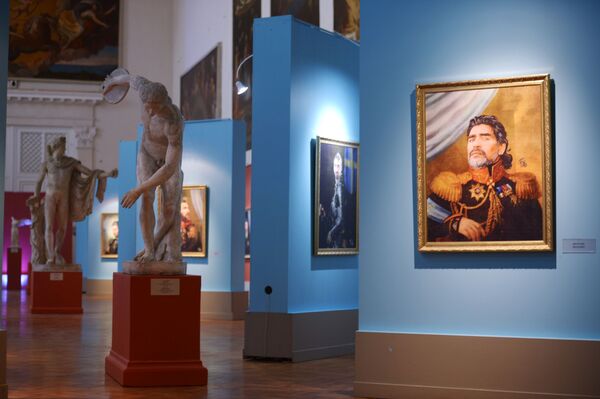 Портрет аргентинского футболиста Диего Марадоны на выставке Подобно богам в Санкт-Петербурге - Sputnik Абхазия