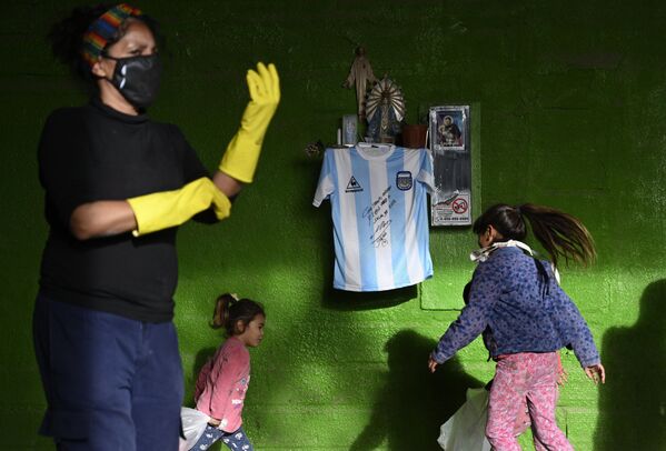 Копия футболки сборной Аргентины по футболу с подписью Диего Марадоны на стене дома  - Sputnik Абхазия