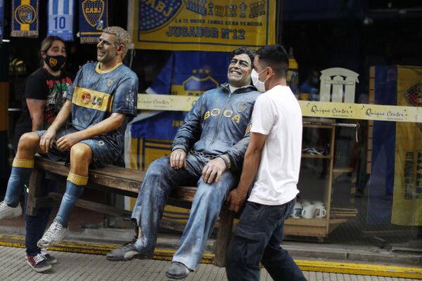 Сувенирные статуи Диего Марадоны и Мартина Палермо в Аргентине  - Sputnik Абхазия