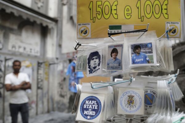 Подарочные наклейки с изображением Диего Марадоны в центре Неаполя, Италия - Sputnik Абхазия