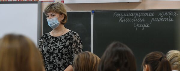 Учитель ведет урок у начальных классов в гимназии №15 Новосибирска. C 16 ноября в Новосибирске очно обучаются ученики 1-5 и 11 классов. Ученики 6-10 классов обучаются дистанционно. Учитель ведет урок у начальных классов в гимназии №15 Новосибирска. C 16 ноября в Новосибирске очно обучаются ученики 1-5 и 11 классов. Ученики 6-10 классов обучаются дистанционно. - Sputnik Абхазия