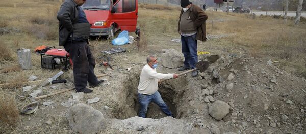 Местные жители села Кельбаджар выкапывают гроб с похороненным родственником, чтобы вывезти его останки - Sputnik Абхазия
