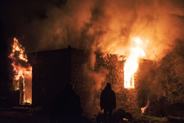 Местные жители возле горящего дома в поселке Карегах - Sputnik Абхазия
