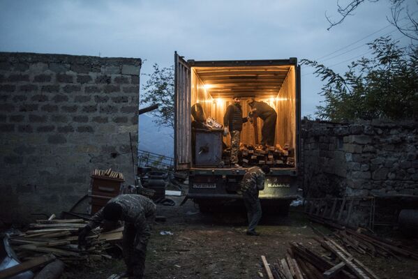Местные жители загружают личные вещи в грузовик в поселке Карегах - Sputnik Абхазия