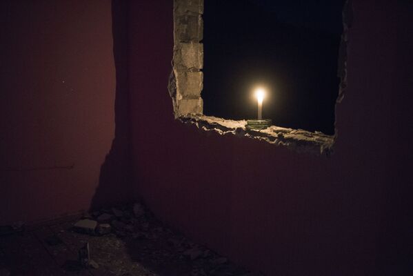 Свеча в оконном проеме дома в поселке Карегах - Sputnik Абхазия