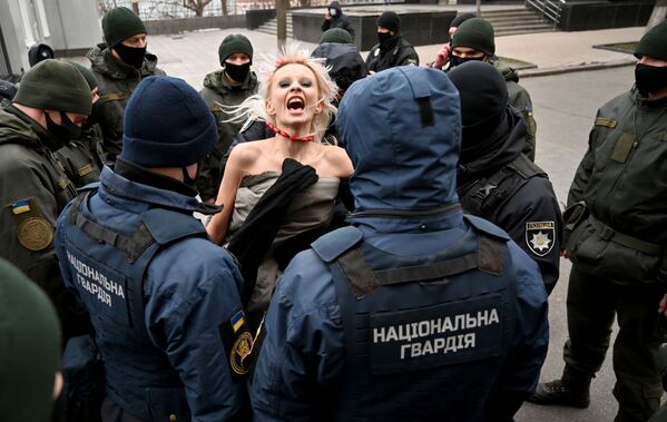  Сотрудники полиции арестовывают активистку движения Femen в Киеве - Sputnik Абхазия