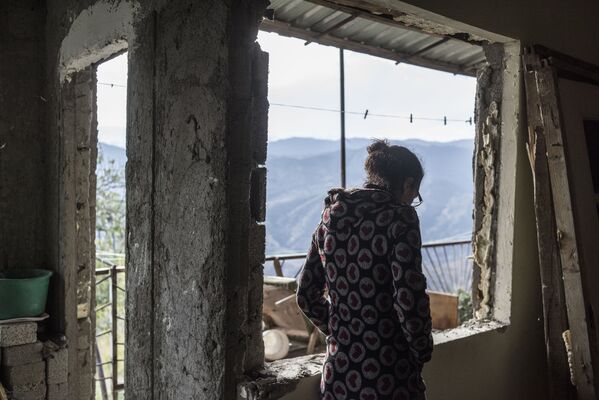Женщина в доме в поселке Карегах в Нагорном Карабахе - Sputnik Абхазия