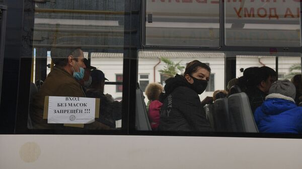 Люди в масках в транспорте  - Sputnik Аҧсны