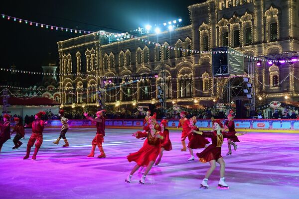 Артисты ледового шоу выступают на открытии ГУМ-катка на Красной площади в Москве.

 - Sputnik Абхазия