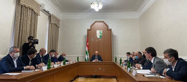 Президент Аслан Бжания встретился с главами городов и районов Абхазии  Президент Аслан Бжания встретился с главами городов и районов Абхазии  - Sputnik Аҧсны