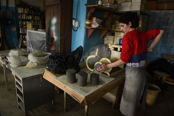Мастера учат как обращаться с глиной и создавать из нее креамические изделия - Sputnik Абхазия