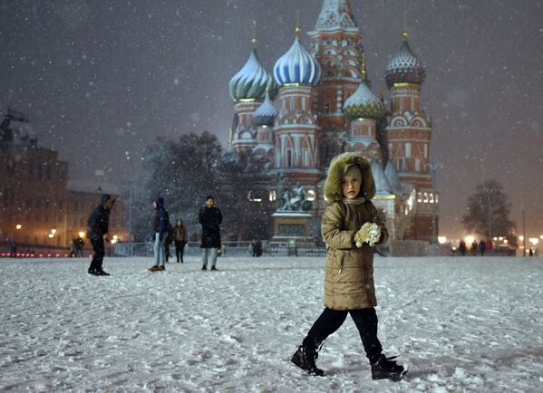 Прохожие во время снегопада на Красной площади в Москве - Sputnik Абхазия