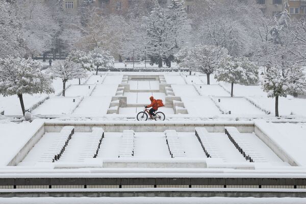Мужчина на велосипеде во время снегопада в Софии, Болгария - Sputnik Абхазия