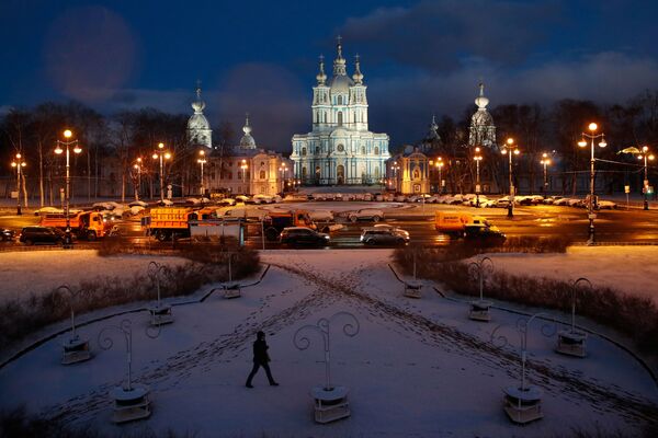 Площадь у Смольного собора после снегопада в Санкт-Петербурге, Россия - Sputnik Абхазия