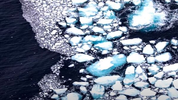 Самый большой дрейфующий айсберг попал в объектив фотокамеры - Sputnik Абхазия