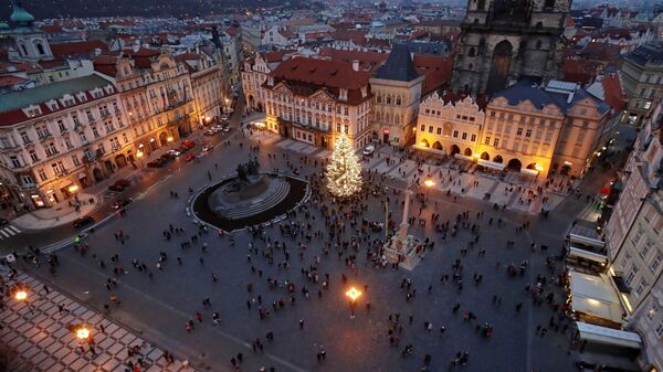 Рождественская ель на Староместской площади в Праге, Чехия - Sputnik Абхазия