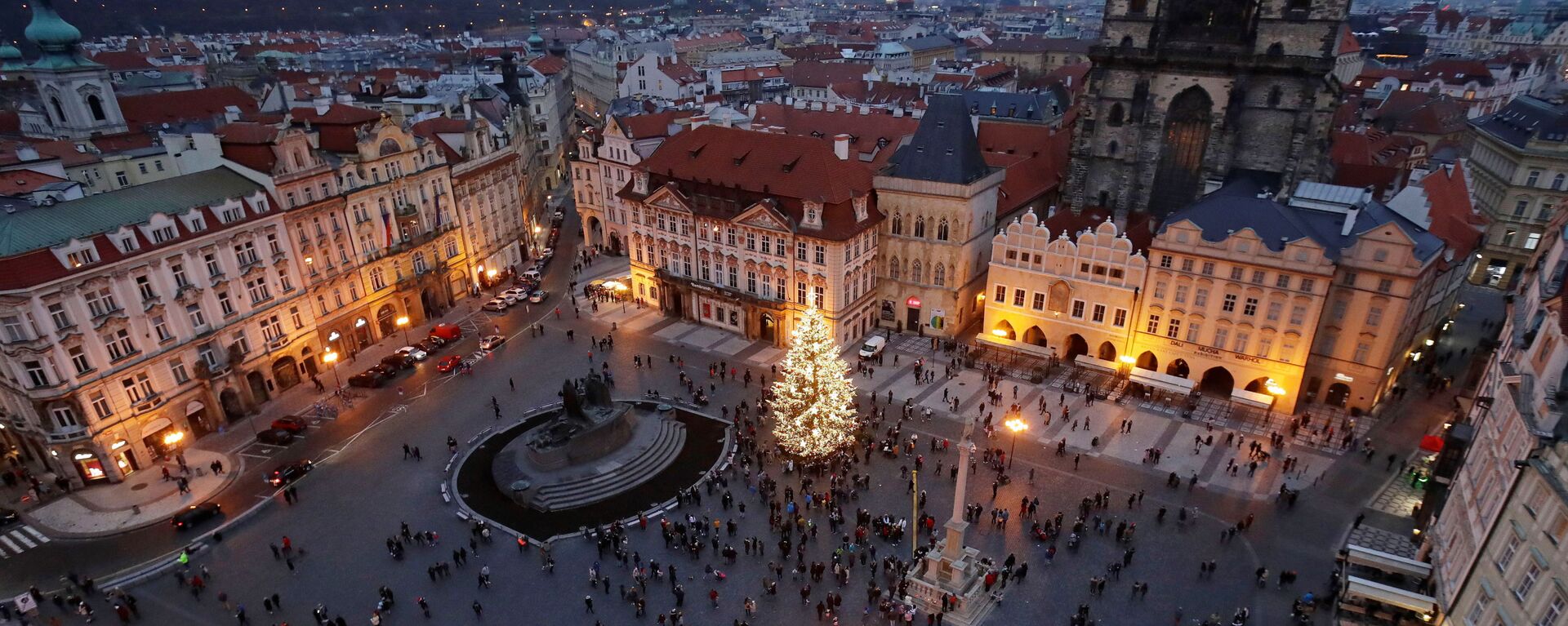 Рождественская ель на Староместской площади в Праге, Чехия - Sputnik Абхазия, 1920, 13.10.2022