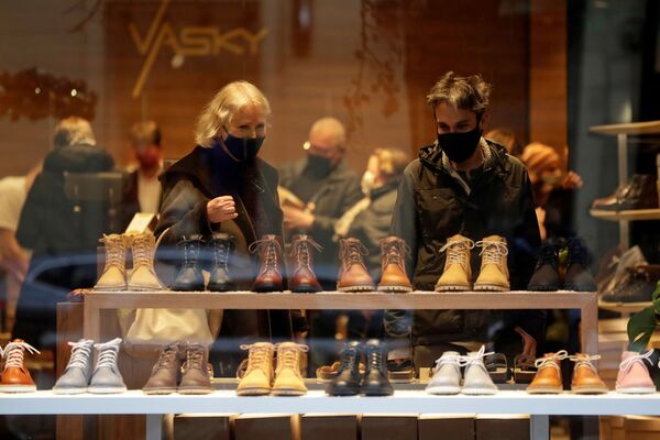 Покупатели в обувном магазине в Праге, Чехия - Sputnik Абхазия