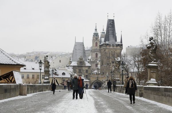 Туристы гуляют по Карлову мосту в Праге, Чехия - Sputnik Абхазия
