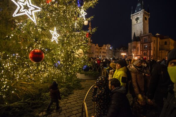 Рождественская ель на Староместской площади в Праге, Чехия - Sputnik Абхазия