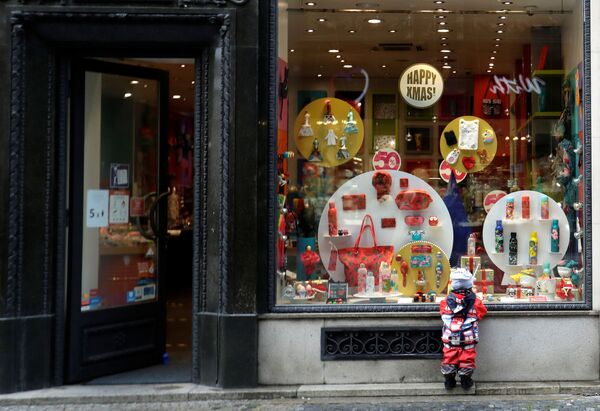 Ребенок у витрины магазина в Праге, Чехия - Sputnik Абхазия